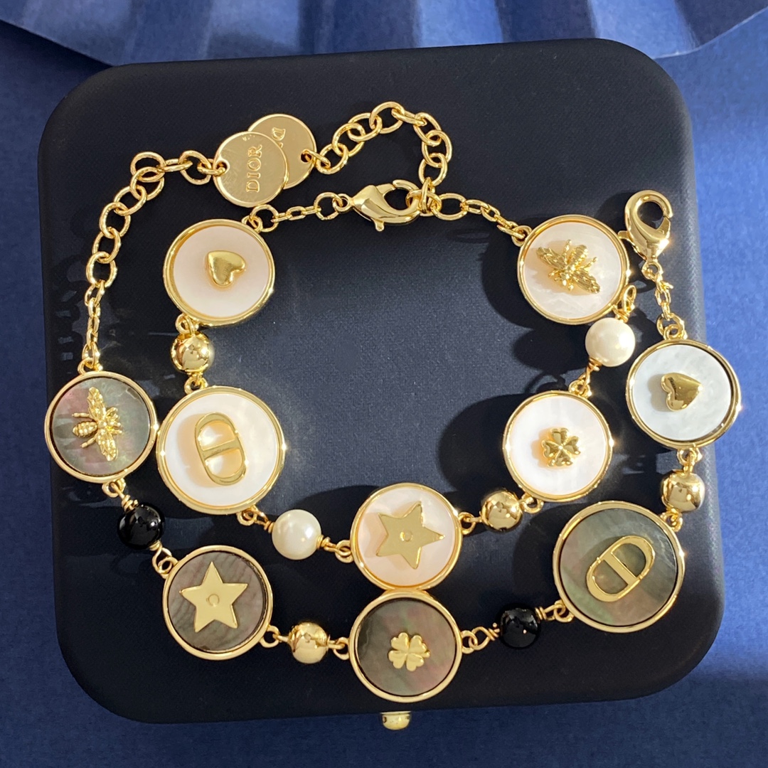 Dior 迪奥DIOR 个性几何圆形白贝壳灰贝壳贴五角星星光面CD字母小蜜蜂四叶草小爱心多图案手链 黄铜材料镀金 黄金色 手链重约18
