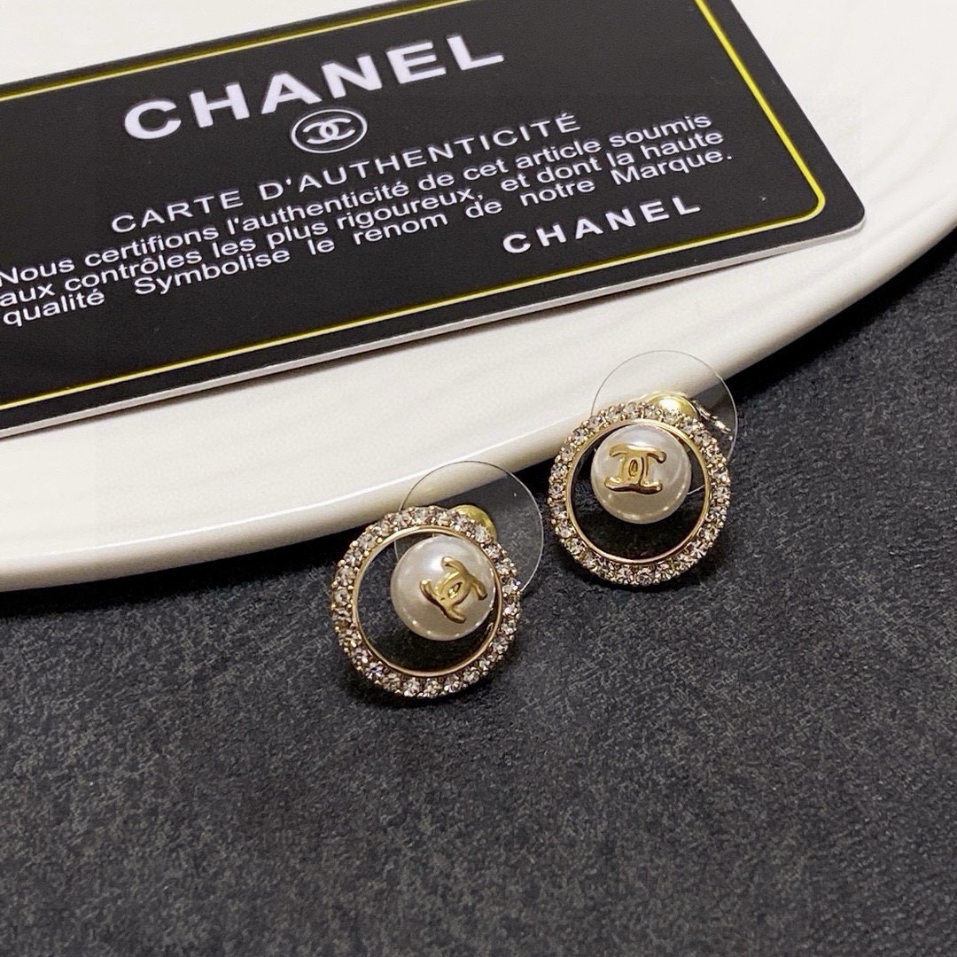 Chanel 人气 抢手好货‼‼官网新款 小香双C字母耳钉耳环 Ch@nel 一摸一样的 每一个细节