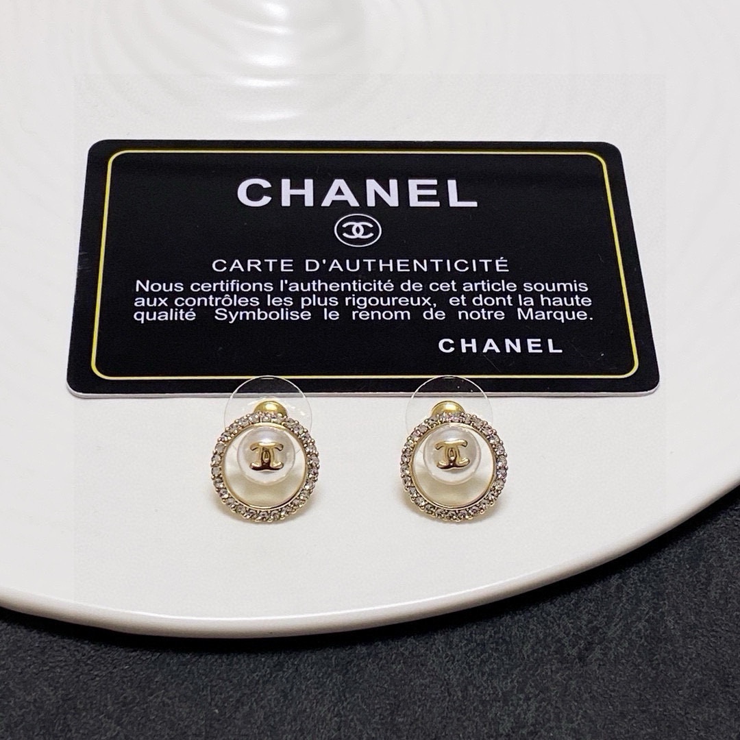 Chanel 人气 抢手好货‼‼官网新款 小香双C字母耳钉耳环 Ch@nel 一摸一样的 每一个细节