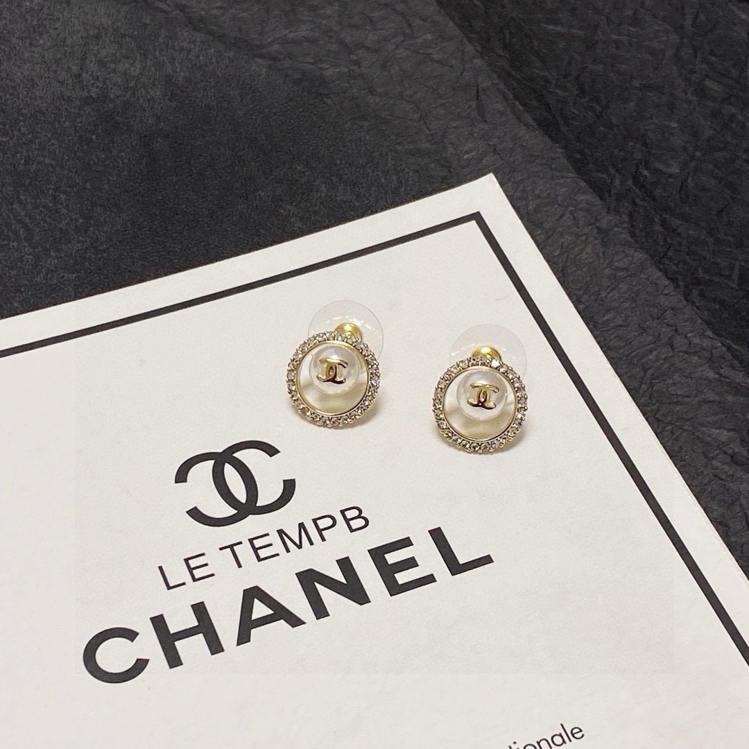 Chanel 人气 抢手好货‼‼官网新款 小香双C字母耳钉耳环 Ch@nel 一摸一样的 每一个细节