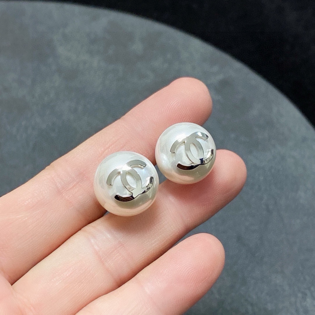 Chanel 小香双C珍珠耳环 设计不张扬 不能更美了 LG 质量杠杠滴 识货的亲们看过来