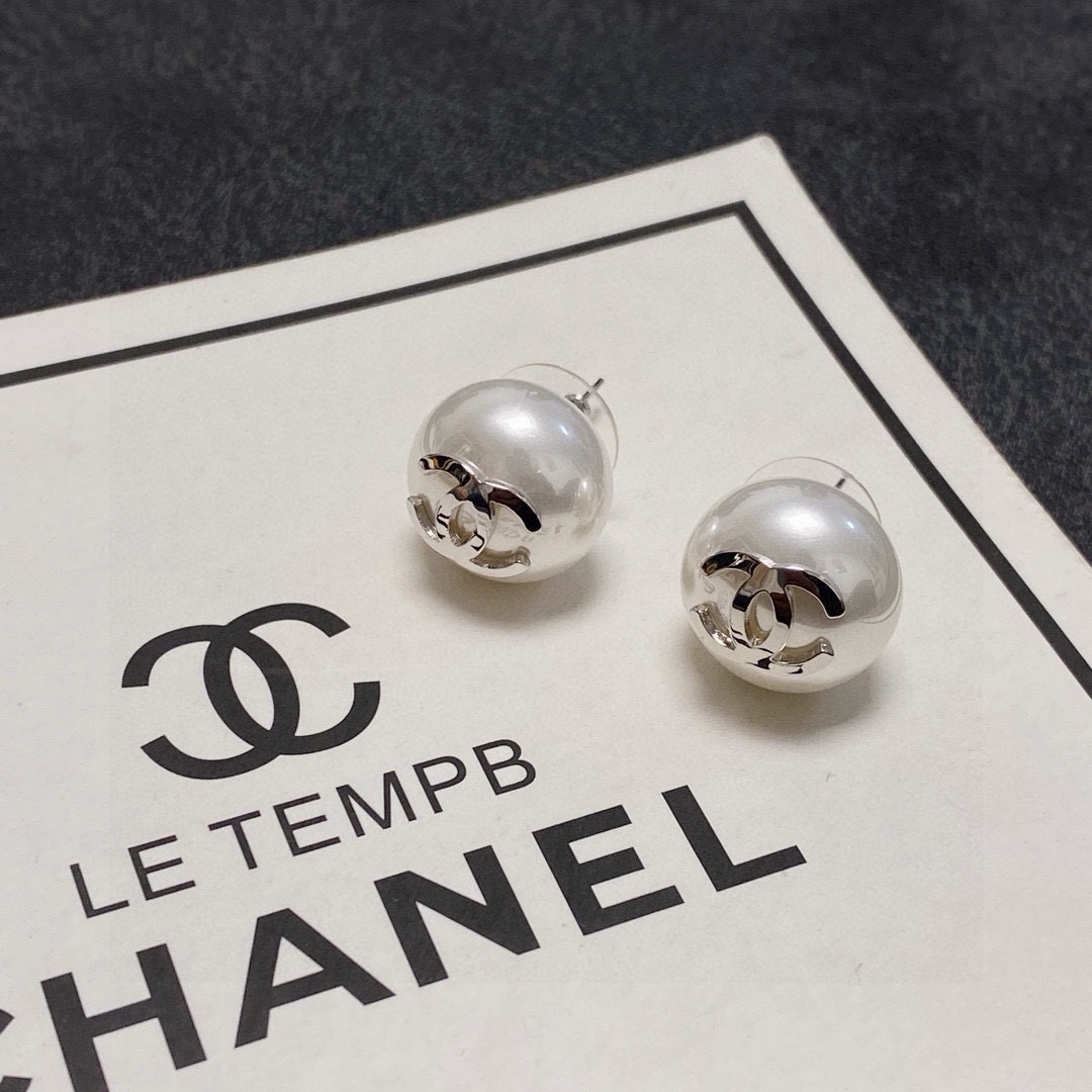Chanel 小香双C珍珠耳环 设计不张扬 不能更美了 LG 质量杠杠滴 识货的亲们看过来