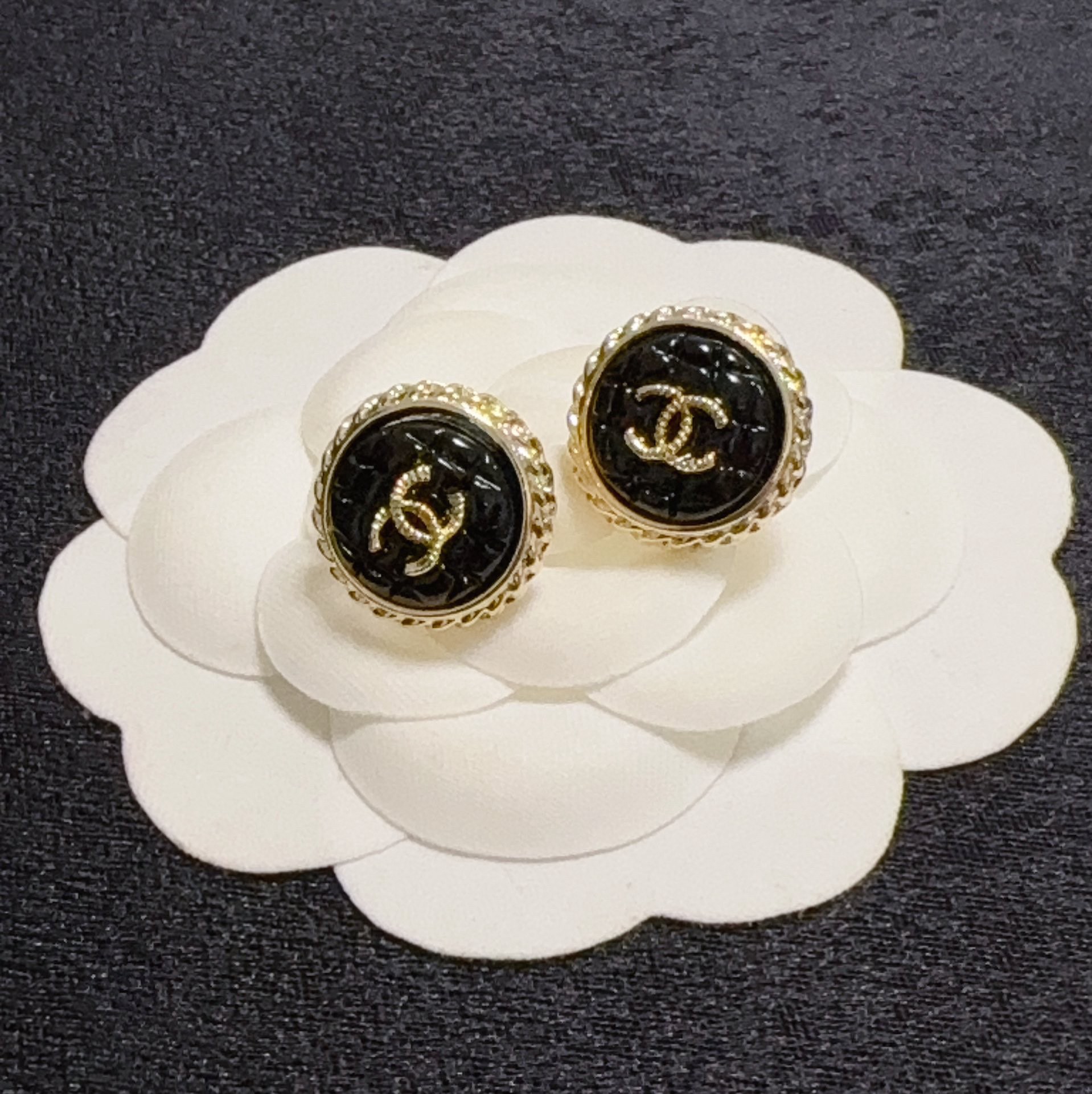 Chanel 小香风Chanel 黑色、白色菱格耳钉
