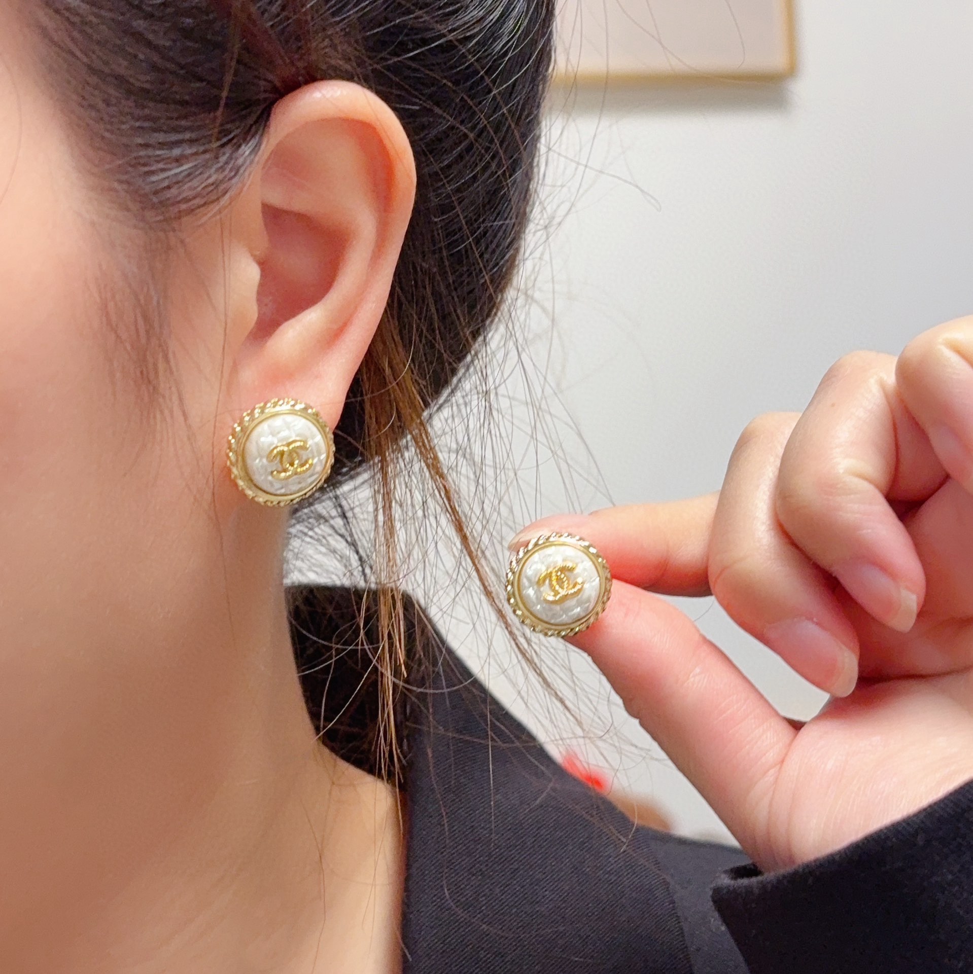 Chanel 小香风Chanel 黑色、白色菱格耳钉