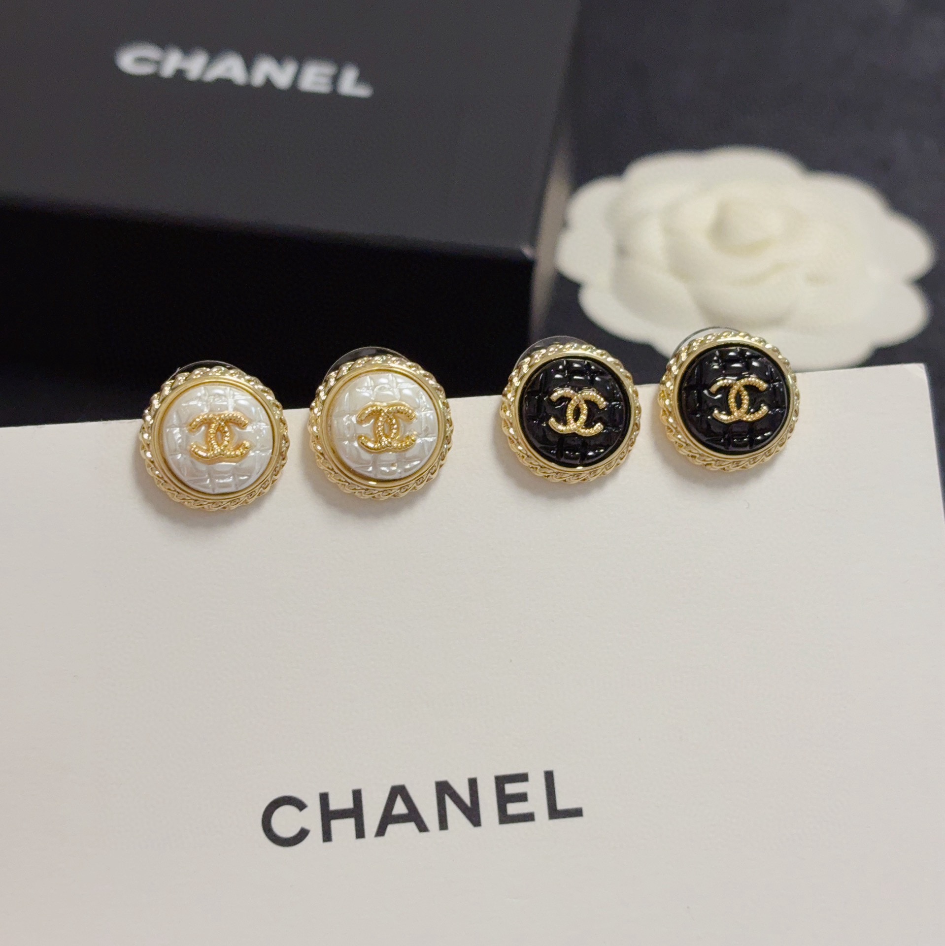 Chanel 小香风Chanel 黑色、白色菱格耳钉