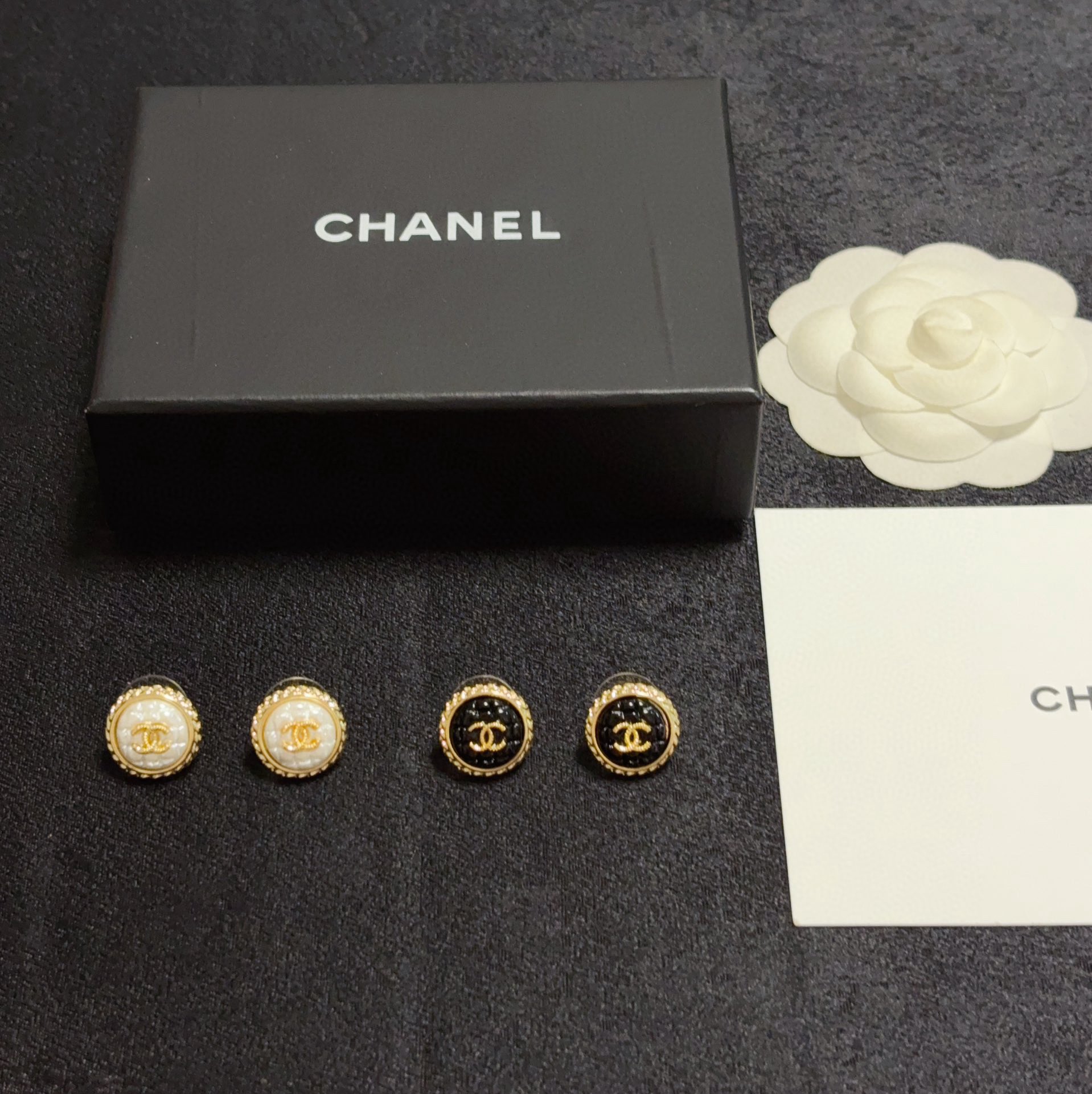 Chanel 小香风Chanel 黑色、白色菱格耳钉