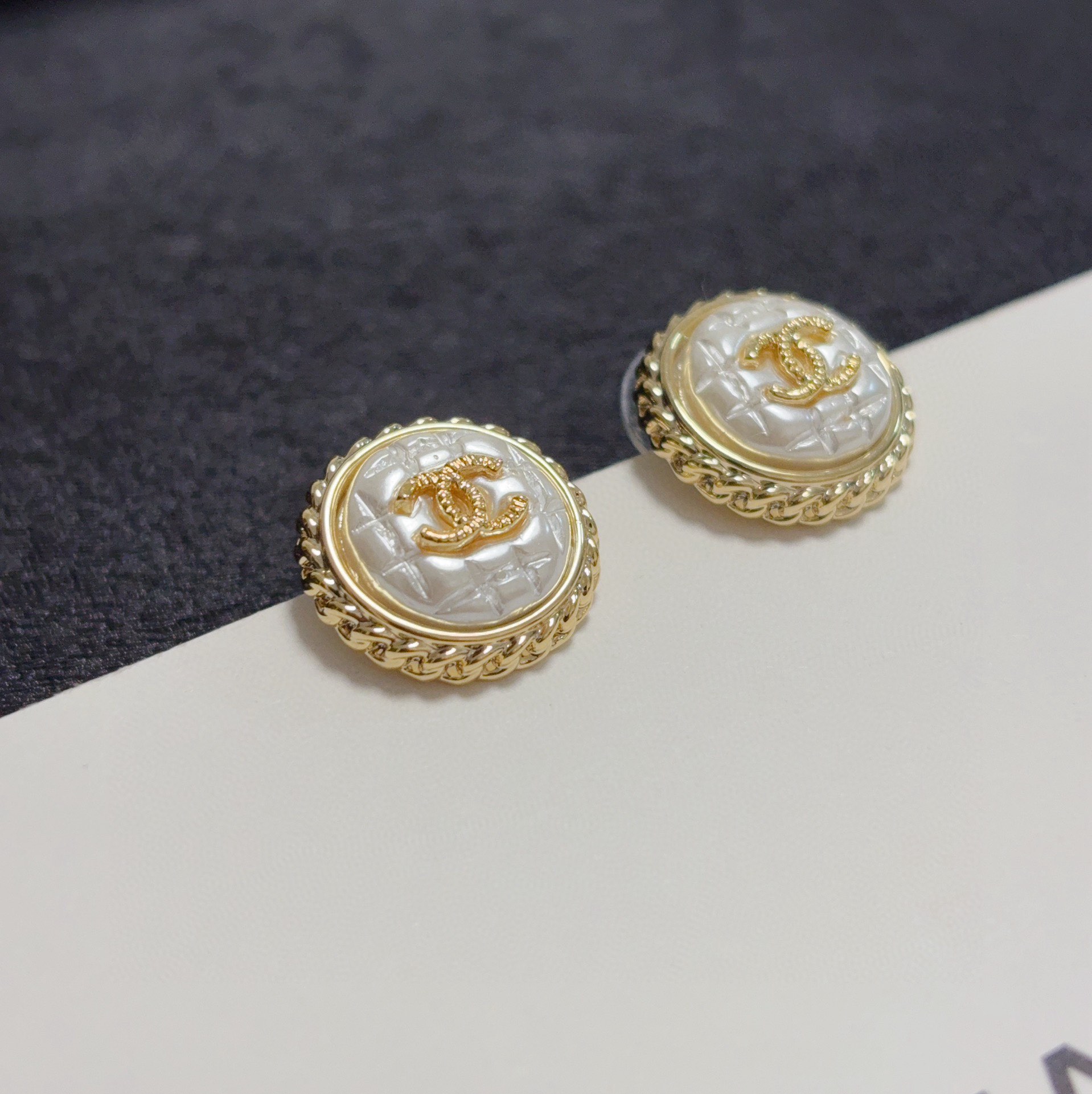 Chanel 小香风Chanel 黑色、白色菱格耳钉