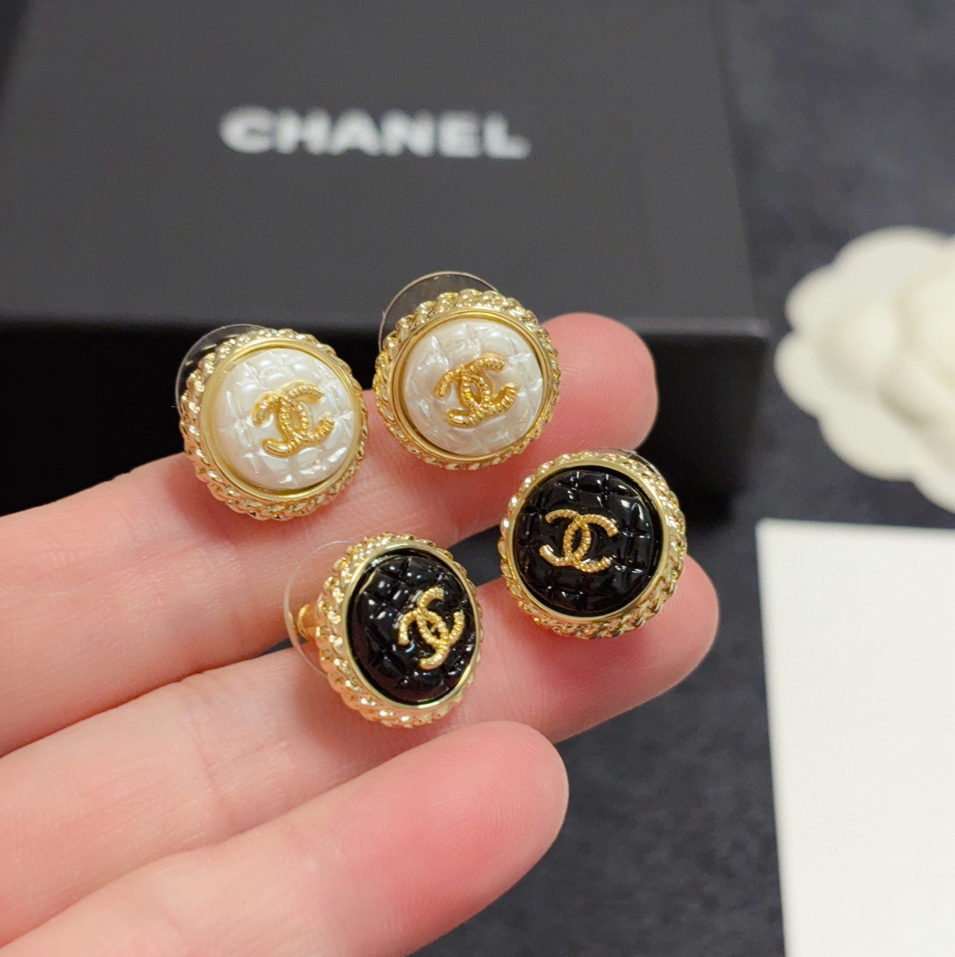 Chanel 小香风Chanel 黑色、白色菱格耳钉