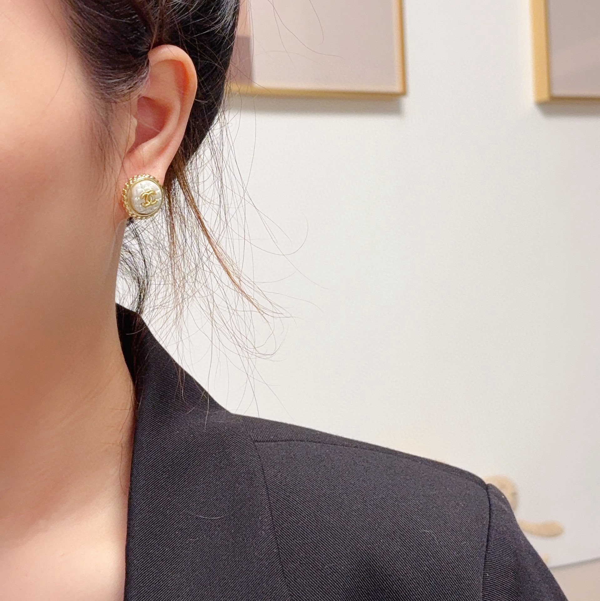 Chanel 小香风Chanel 黑色、白色菱格耳钉