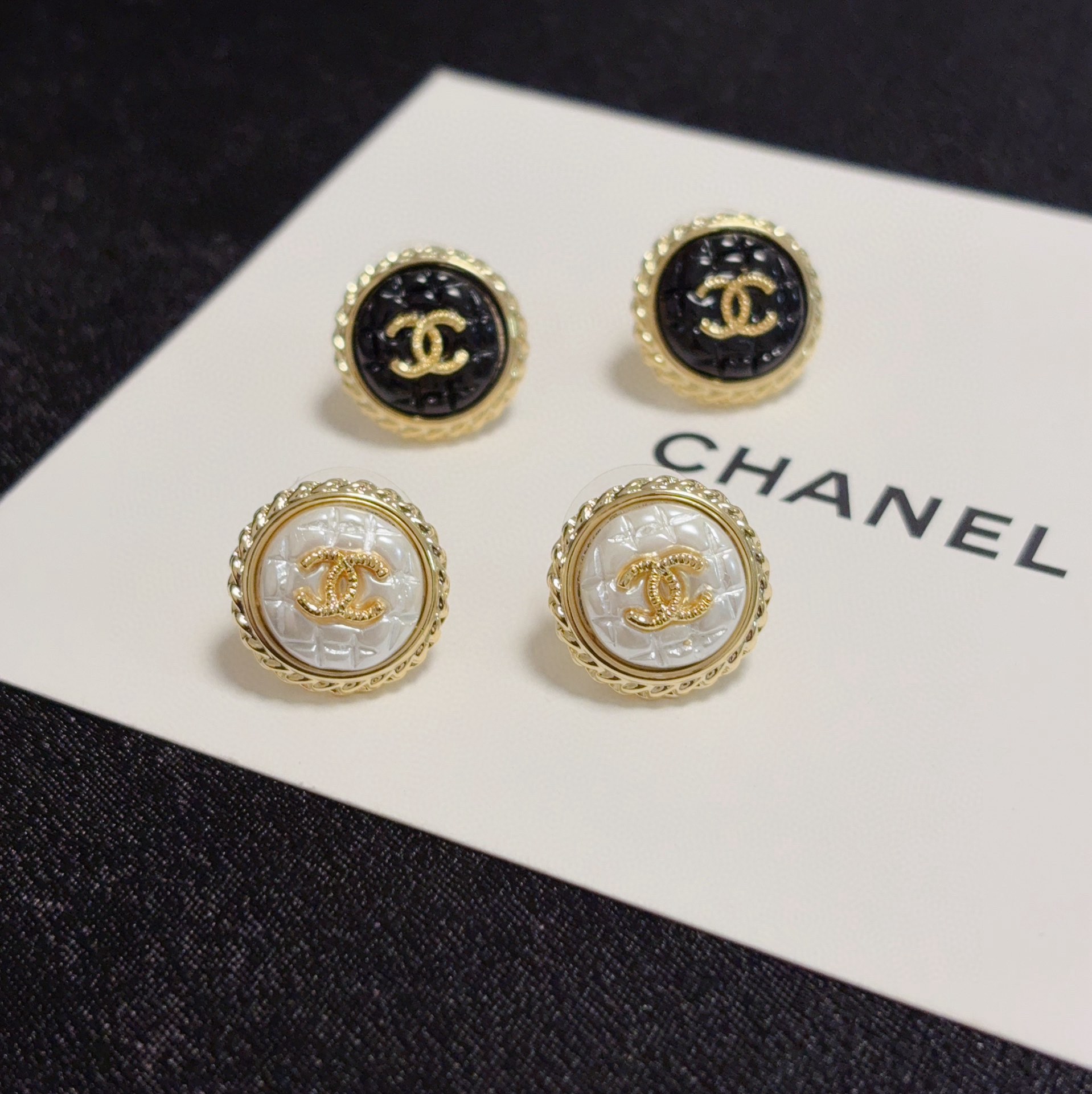 Chanel 小香风Chanel 黑色、白色菱格耳钉