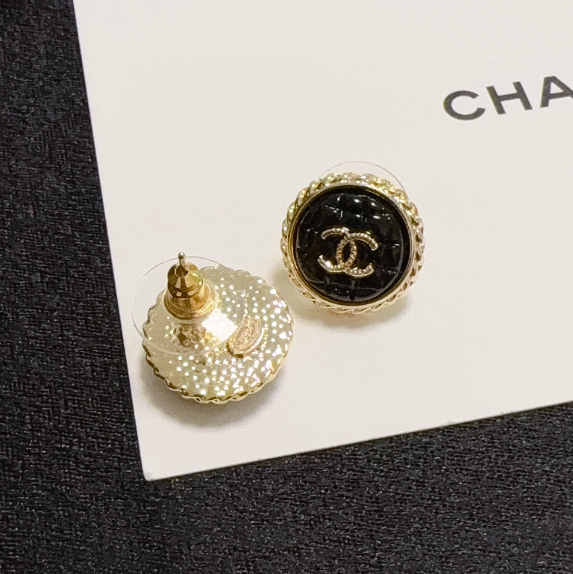 Chanel 小香风Chanel 黑色、白色菱格耳钉