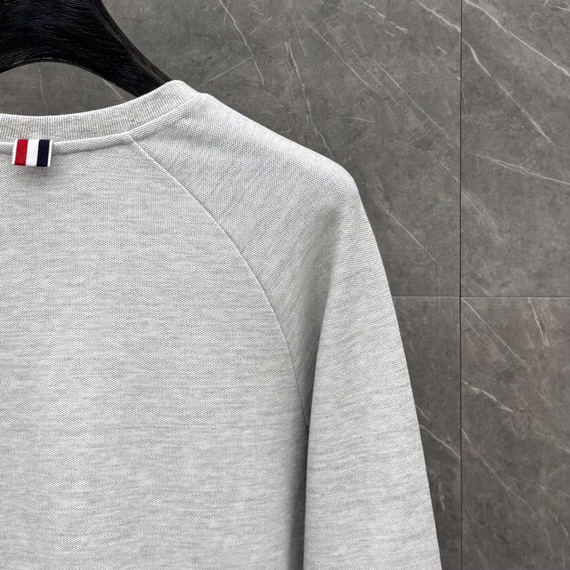 THOM BROWNE 汤姆布朗 TB 网眼朱地色织新配色卫衣，休闲圆领卫衣 \n码数：1-5 颜色：灰