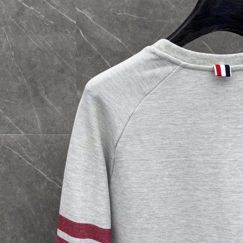 THOM BROWNE 汤姆布朗 TB 网眼朱地色织新配色卫衣，休闲圆领卫衣 \n码数：1-5 颜色：灰