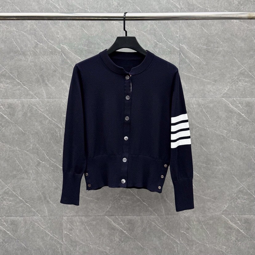 六扣女款\nTHOM BROWNE 汤姆布朗 TB 🌺限定版小马嵌花六扣🌺女款🌺开衫 \n码数：0.1.