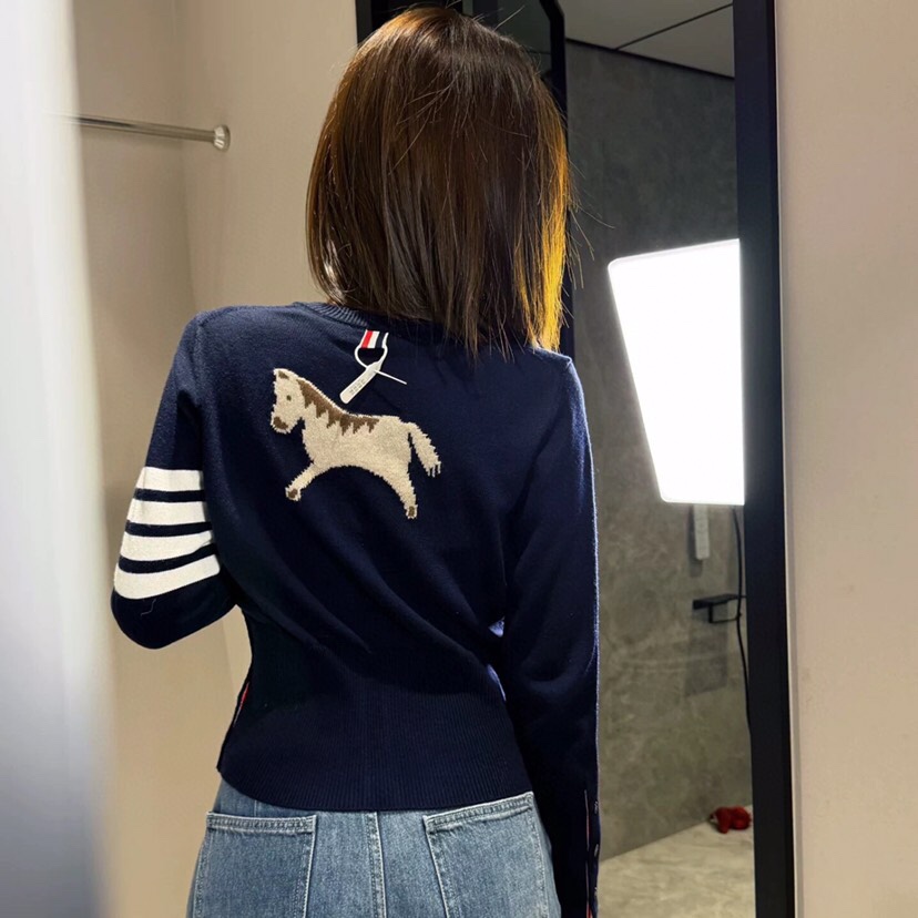 六扣女款\nTHOM BROWNE 汤姆布朗 TB 🌺限定版小马嵌花六扣🌺女款🌺开衫 \n码数：0.1.