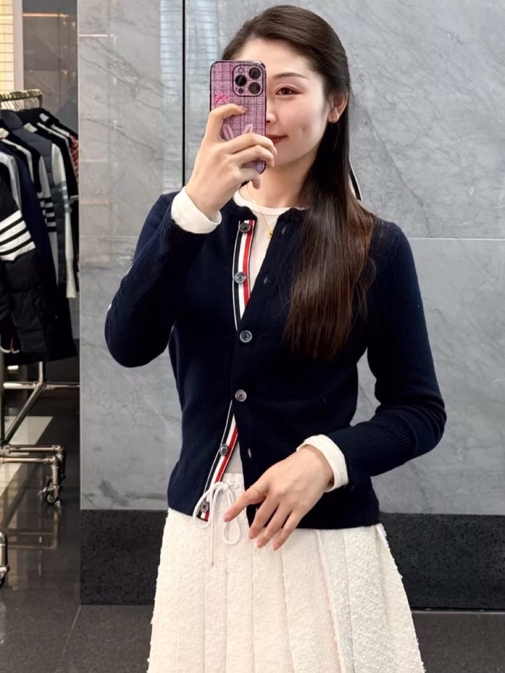 六扣女款\nTHOM BROWNE 汤姆布朗 TB 🌺限定版小马嵌花六扣🌺女款🌺开衫 \n码数：0.1.