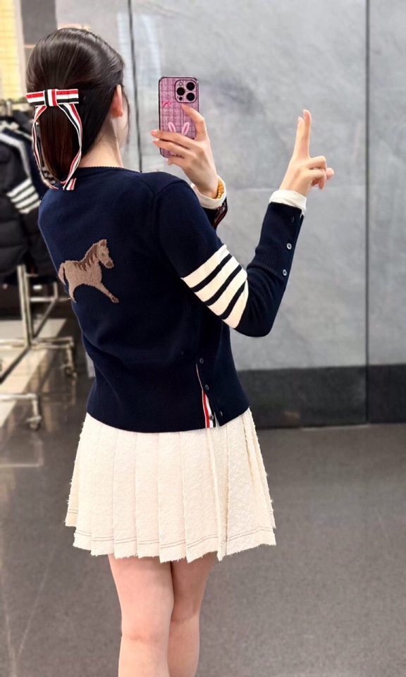 六扣女款\nTHOM BROWNE 汤姆布朗 TB 🌺限定版小马嵌花六扣🌺女款🌺开衫 \n码数：0.1.