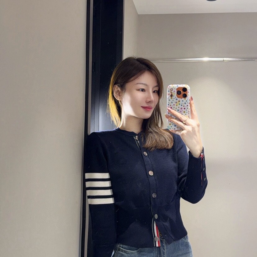 六扣女款\nTHOM BROWNE 汤姆布朗 TB 🌺限定版小马嵌花六扣🌺女款🌺开衫 \n码数：0.1.