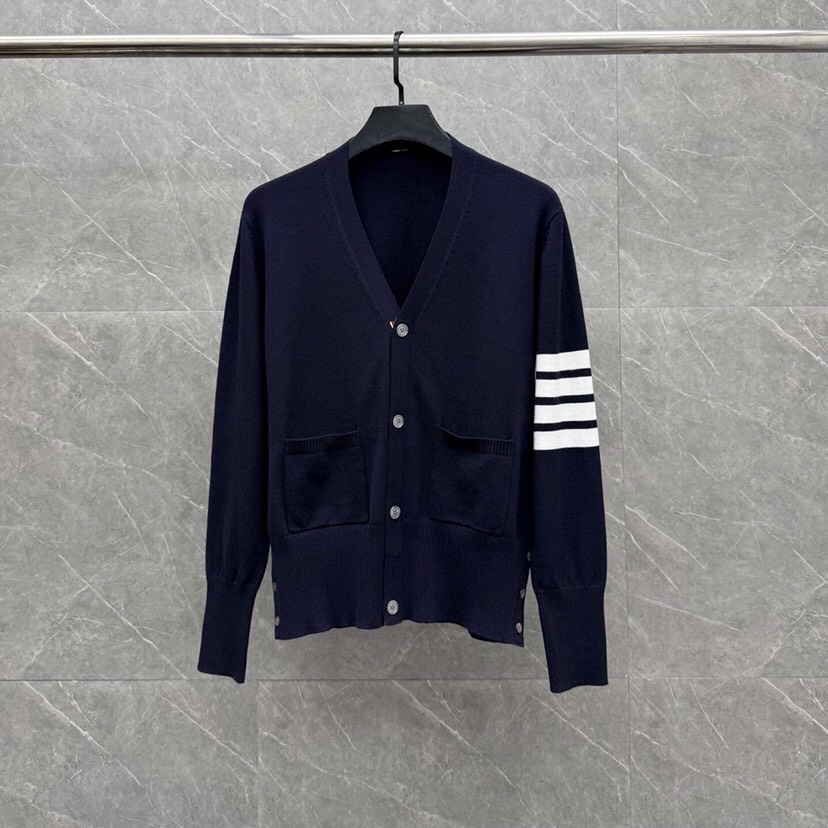 四扣款\nTHOM BROWNE 汤姆布朗 TB 限定版小马嵌花四扣男女同款开衫 男女同款情侣款开衫\n