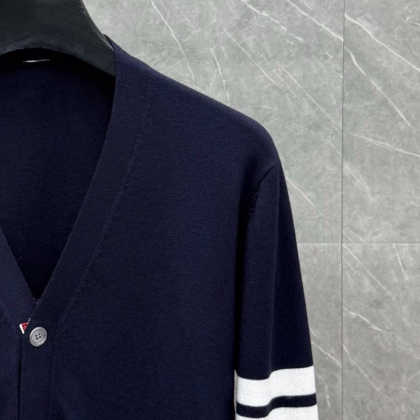 四扣款\nTHOM BROWNE 汤姆布朗 TB 限定版小马嵌花四扣男女同款开衫 男女同款情侣款开衫\n