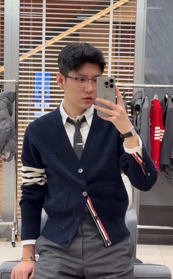 四扣款\nTHOM BROWNE 汤姆布朗 TB 限定版小马嵌花四扣男女同款开衫 男女同款情侣款开衫\n