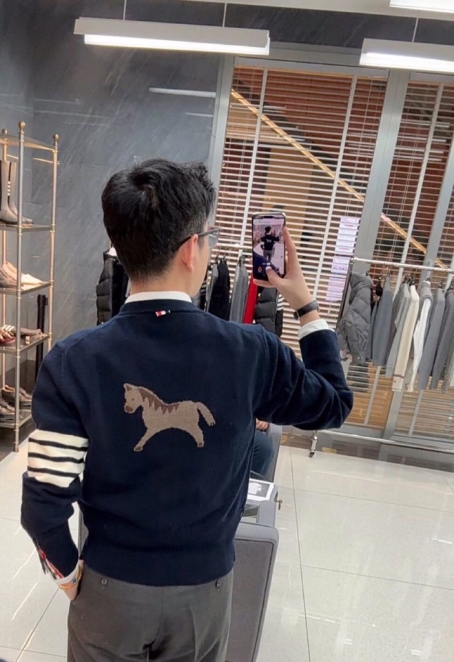 四扣款\nTHOM BROWNE 汤姆布朗 TB 限定版小马嵌花四扣男女同款开衫 男女同款情侣款开衫\n