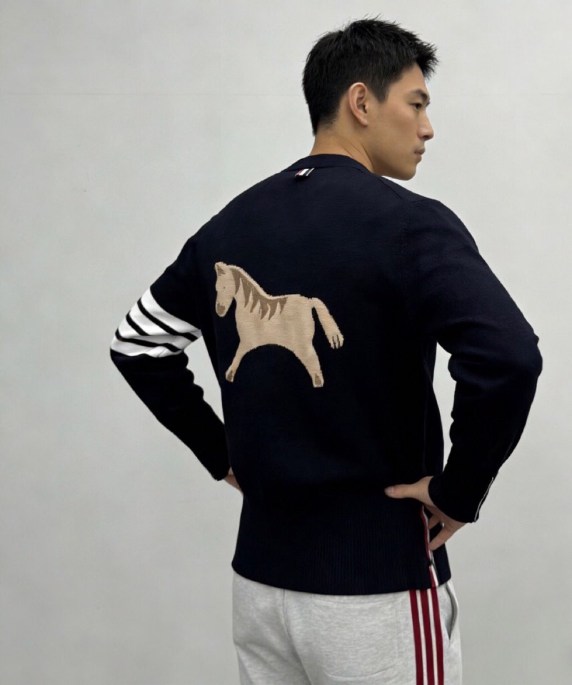 四扣款\nTHOM BROWNE 汤姆布朗 TB 限定版小马嵌花四扣男女同款开衫 男女同款情侣款开衫\n