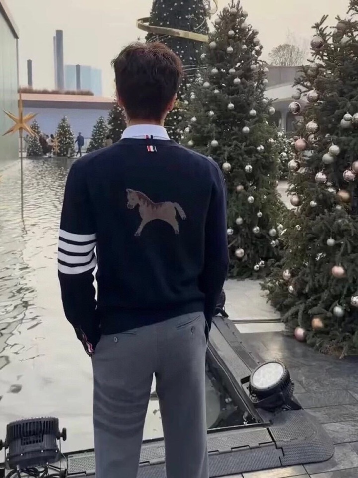 四扣款\nTHOM BROWNE 汤姆布朗 TB 限定版小马嵌花四扣男女同款开衫 男女同款情侣款开衫\n