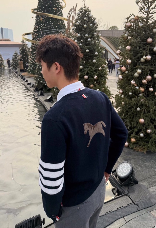 四扣款\nTHOM BROWNE 汤姆布朗 TB 限定版小马嵌花四扣男女同款开衫 男女同款情侣款开衫\n