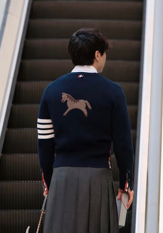 四扣款\nTHOM BROWNE 汤姆布朗 TB 限定版小马嵌花四扣男女同款开衫 男女同款情侣款开衫\n