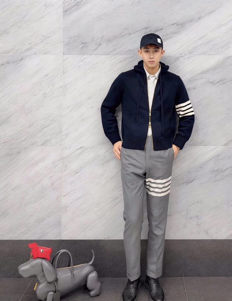 THOM BROWNE 汤姆布朗 TB 限定版小马嵌花四扣男女同款连帽拉链外套，男女同款情侣连帽开衫\n