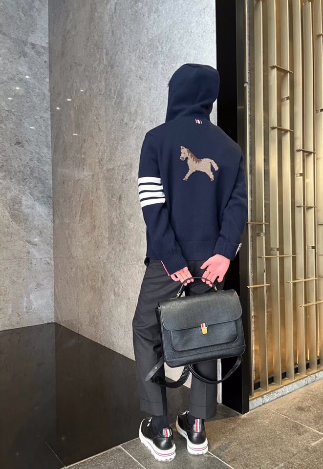 THOM BROWNE 汤姆布朗 TB 限定版小马嵌花四扣男女同款连帽拉链外套，男女同款情侣连帽开衫\n