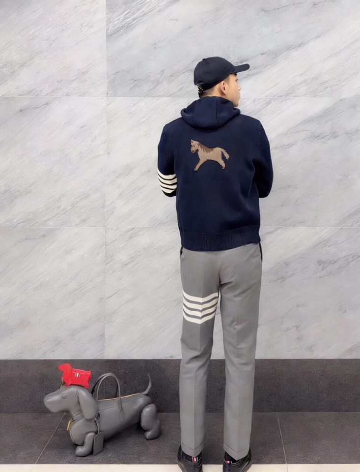 THOM BROWNE 汤姆布朗 TB 限定版小马嵌花四扣男女同款连帽拉链外套，男女同款情侣连帽开衫\n