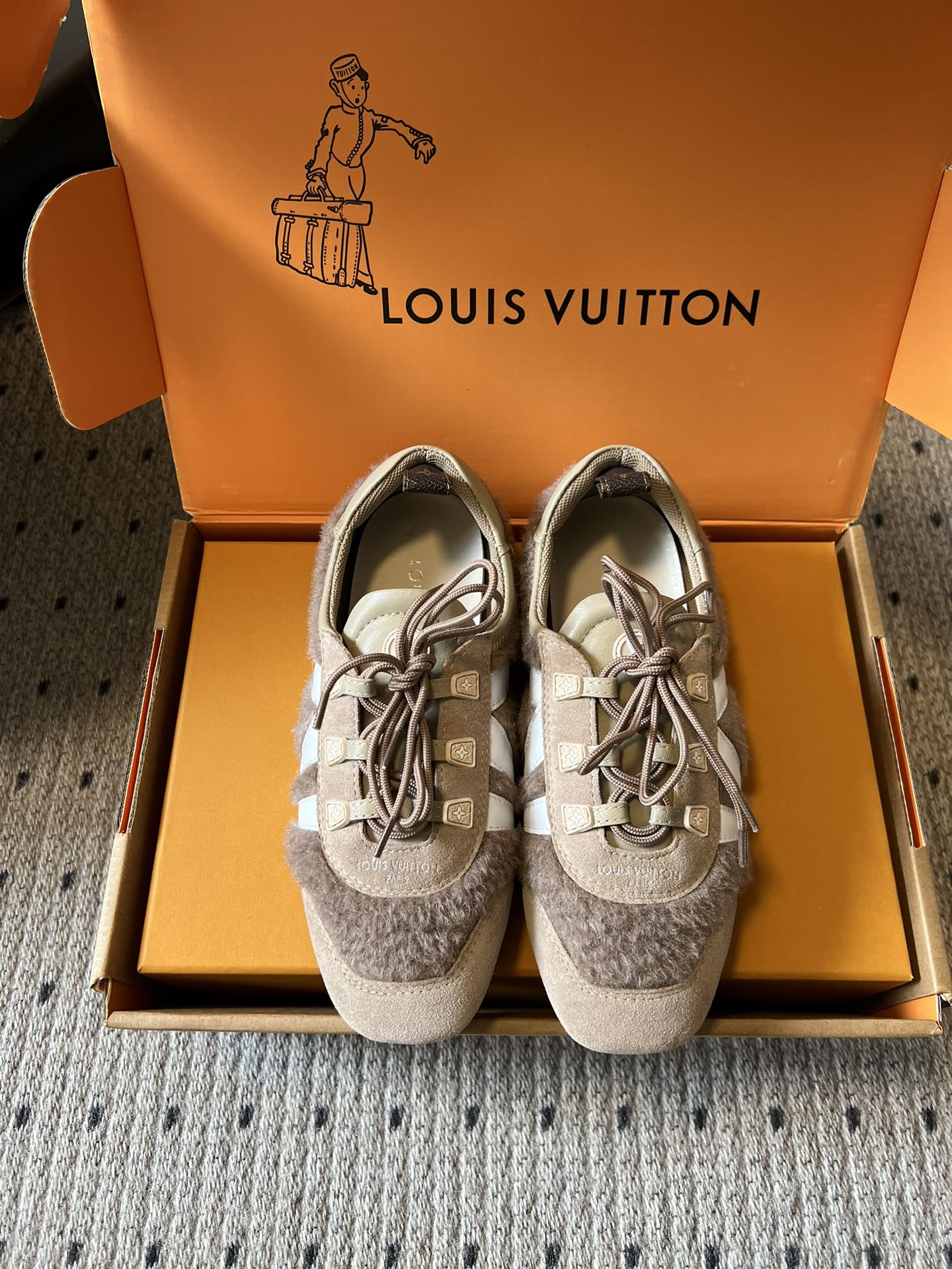 NO:789667,Louis Vuitto* new early spring plush spliced ​​moral training shoes. The plush spliced ​​upper is like stepping on clouds under your feet. The retro moral training shoes hide a sense of effortless luxury. The khaki brown is as warm as caramel, and the ash gray is as cold as high-end. Pair it with a coat for a lazy sister, and with a sweater for a casual girl. You don’t have to worry about matching it, just step on it when you go out and look good. This pair of plush moral training shoes is so good!  The soft fufu plush stitching looks good with coats and jeans, and the autumn and winter atmosphere is directly soldered. Suede upper, sheepskin/mesh lining, TPU outsole, size 35-41 (customized sizes 40 and 41 are not returnable), casual shoes/sports shoes, louis vuitton, sneakers, hoodie, sweatshirts, jeans, sheepskin, chamois leather19860909Louis Vuitto*早春新款毛绒拼接德训鞋 毛绒绒的拼接鞋面,像把云朵踩在脚下,复古德训鞋型,藏着不费力的轻奢感.卡其棕暖得像焦糖,烟灰灰冷得高级,配大衣是慵懒姐姐,配卫衣是休闲少女,不用费心搭配,出门踩上就好看. 这双毛绒德训鞋也太会了！软fufu的毛绒拼接配大衣、牛仔裤都好看,秋冬氛围感直接焊死. 鞋面麂皮 内里羊皮/网布 大底TPU大底 size35-41码（40、41码定制不退换）,休闲鞋/运动鞋,louis vuitton,sneakers,hoodie,sweatshirts,jeans,sheepskin,chamois leather,Women's Shoes