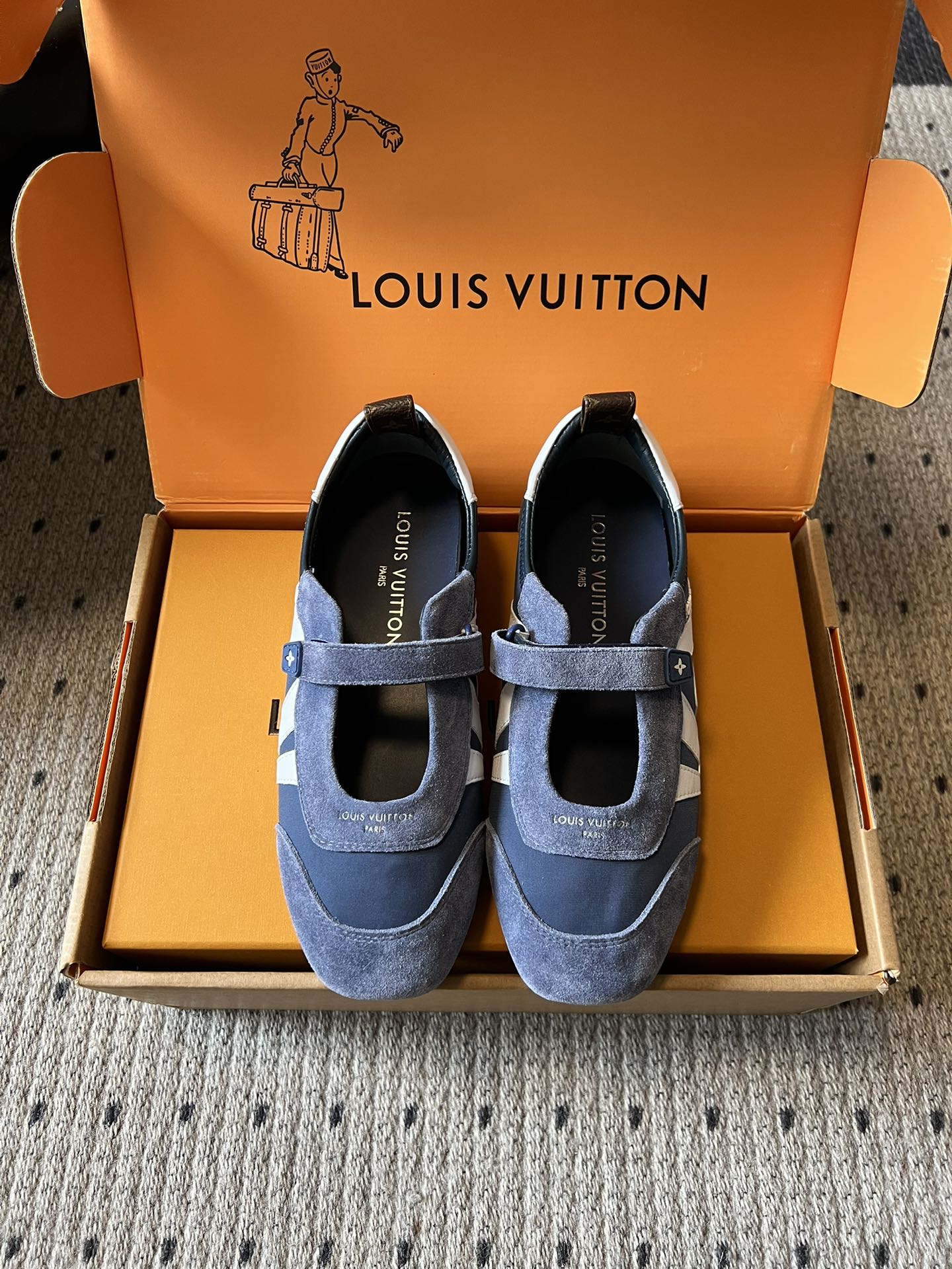 NO:789669,Louis Vuitto* Early Spring New Contrast Color Casual Mary Jane Shoes Spring and Summer Mary Jane Ceiling｜This pair of shoes welds girlishness and comfort to the feet. The classic round toe + one-line buckle design is tolerant of the foot shape and appears well-behaved. The contrasting stripes are spliced, and the retro moral sense is full.  The black presbyopia model is noble, the white model is clean, the red model is energetic, the blue model is refreshing, and the apricot model is gentle. Paired with jeans, it is a casual American style, and paired with a pleated skirt, it is a energetic girl. You don’t have to worry about matching, just step on it and look good when you go out. Stepping on the sweetness of spring under your feet. Effortless fashion is truly high-end. It is flexible with every step, full of girlish feeling. Suede upper, sheepskin lining/mesh outsole, TPU outsole  size 35-41 (customized sizes 40 and 41 are non-refundable), mary jane, louis vuitton, mary jane, skirts, sheepskin, chamois leather19860909Louis Vuitto*早春新款撞色休闲玛丽珍鞋 春夏玛丽珍天花板｜这双鞋把少女感和舒适焊在脚上了,经典圆头+一字扣设计,包容脚型还显乖巧,撞色条纹拼接,复古德训感拉满. 黑老花款显贵,白款干净,红款元气,蓝款清爽,杏款温柔,配牛仔是随性美式,配百褶裙是元气少女,不用费心搭配,出门踩上就好看. 把春天的甜,踩在脚下.不费力的时髦,才是真高级.一步一灵动,满是少女感. 鞋面麂皮 内里羊皮/网布 大底TPU大底 size35-41码（40、41码定制不退换）,玛丽珍,louis vuitton,mary jane,skirts,sheepskin,chamois leather,Women's Shoes