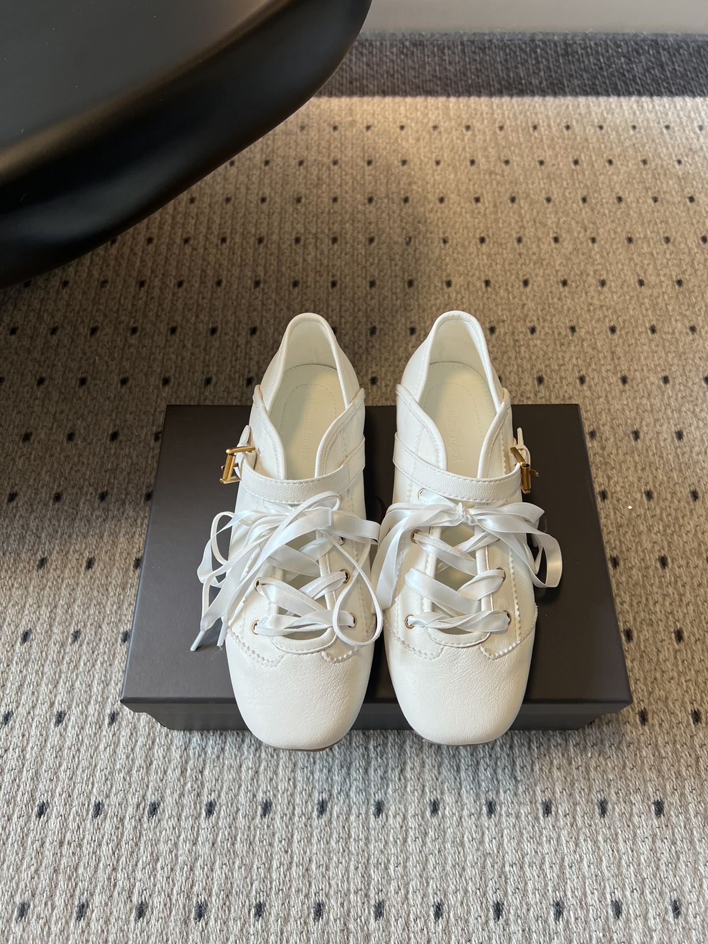 NO:781916,Another Projec* early spring new ballet style lace-up Mary Jane shoes, caramel brown tone with retro filter, suede texture and high-end feel, cross strap + one-line buckle design, modified foot shape, super delicate, soft sole with zero binding on the foot, walking like walking on clouds, perfect with windbreaker, jeans, skirt, commuting, going out, dating, one pair can be used for all occasions.  Soft and soft on the feet, looks and comfort are both online, you can wear it with your eyes closed without stepping on thunder, the king of all-match in the shoe cabinet. Upper sheepskin/cow suede, inner sheepskin outsole original molded outsole size 35-40 (customized size 40 is non-refundable), ballet shoes Mary Jane, mary jane, skirts, jeans, sheepskin, chamois leather19860909Another Projec*早春新款芭蕾风绑带玛丽珍鞋 焦糖棕调自带复古滤镜,麂皮质感高级感拉满,交叉绑带+一字扣设计,修饰脚型超显秀气,软底上脚零束缚,走路像踩在云朵上,配风衣、牛仔裤、半身裙都绝配,通勤、出街、约会,一双搞定所有场. 软乎乎上脚,颜值与舒适感双在线,闭眼入不踩雷,鞋柜里的百搭王. 鞋面羊皮/牛反绒 内里羊皮 大底原版开模大底 size35-40码（40码定制不退换）,芭蕾舞鞋玛丽珍,mary jane,skirts,jeans,sheepskin,chamois leather,Women's Shoes