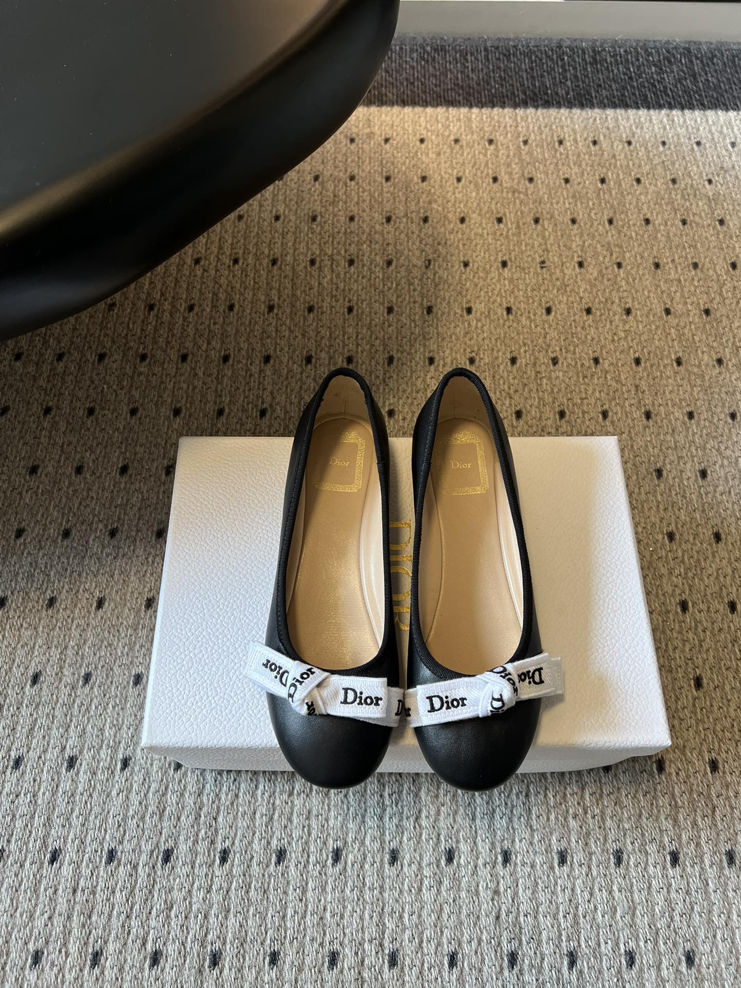 NO:783750,DIO*26ss early spring new bow shoes  Dior style bow ballet flats｜Elegant and timeless, classic ballet shoe shape + iconic letter bow, French elegant full pull, soft bottom round toe design, comfortable on the feet without crowding the feet, long-term wear without burden, 2 colors cover all styles, haze blue and gentle atmosphere, classic black is versatile, commuting, dating, going out, commuting, one pair can handle all scenes, appearance and comfort are both online, a timeless classic in the shoe cabinet.  It won't tire your feet after being worn for a long time. It is a versatile shoe in your wardrobe!  Both gentle sisters and sweet and cool girls can control it, and they can walk without stepping on thunder with eyes closed. Cashmere upper, sheepskin lining, Italian genuine leather outsole, size 35-41 (customized sizes 40 and 41 are non-returnable) 48, single shoes, dior, flats, sheepskin, Leather soles19860909DIO*26ss早春新款蝴蝶结单鞋 Dior风蝴蝶结芭蕾平底鞋｜优雅永不过时,经典芭蕾鞋型+标志性字母蝴蝶结,法式优雅拉满,软底圆头设计,上脚舒适不挤脚,久穿无负担,2种配色承包所有风格雾霾蓝温柔氛围感,经典黑百搭不出错,通勤、约会、出街、通勤,一双搞定所有场景,颜值与舒适感双在线,鞋柜里的永恒经典. 久穿也不累脚,完全是鞋柜里的百搭王！温柔姐姐/甜酷女孩都能驾驭,闭眼入不踩雷. 鞋面羊绒 内里羊皮 大底意大利真皮大底 size35-41码（40、41码定制不退换）48,单鞋,dior,flats,sheepskin,Leather soles,Women's Shoes