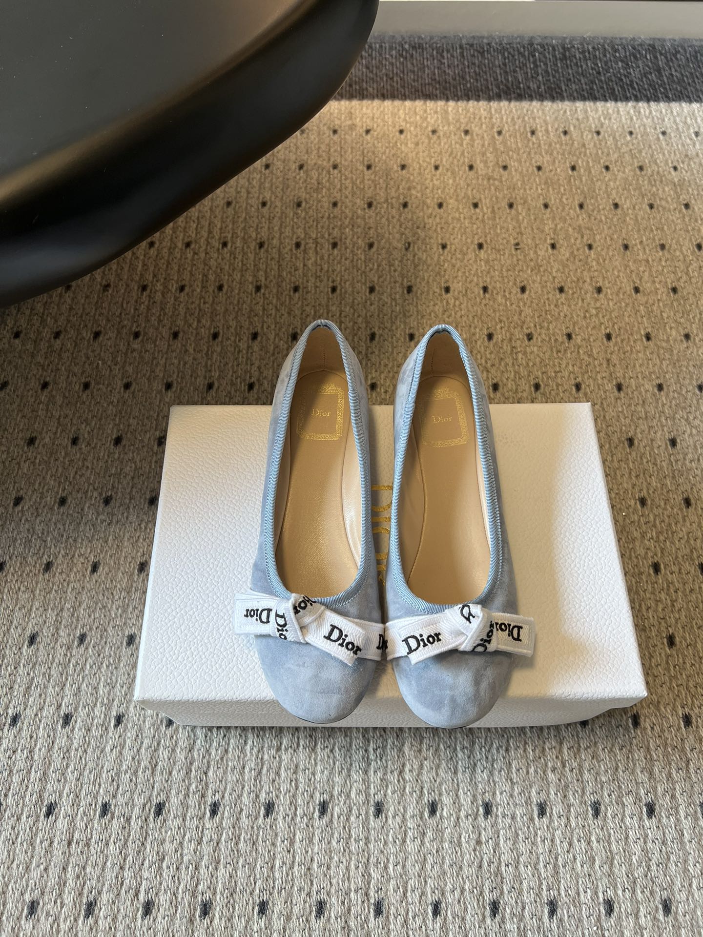 NO:787321,Purchasing agent Dior 26ss early spring new bow shoes  Dior style bow ballet flats｜Elegant and timeless, classic ballet shoe shape + iconic letter bow, French elegant full pull, soft bottom round toe design, comfortable on the feet without crowding the feet, long-term wear without burden, 2 colors cover all styles, haze blue and gentle atmosphere, classic black is versatile, commuting, dating, going out, commuting, one pair can handle all scenes, appearance and comfort are both online, a timeless classic in the shoe cabinet.  It won't tire your feet after being worn for a long time. It is a versatile shoe in your wardrobe!  Both gentle sisters and sweet and cool girls can control it, and they can walk without stepping on thunder with eyes closed. Cashmere upper, sheepskin lining, Italian genuine leather outsole, size 35-41 (customized sizes 40 and 41 are non-returnable), single shoes, dior, flats, sheepskin, Leather soles19860909代购级 Dior 26ss早春新款蝴蝶结单鞋 Dior风蝴蝶结芭蕾平底鞋｜优雅永不过时,经典芭蕾鞋型+标志性字母蝴蝶结,法式优雅拉满,软底圆头设计,上脚舒适不挤脚,久穿无负担,2种配色承包所有风格雾霾蓝温柔氛围感,经典黑百搭不出错,通勤、约会、出街、通勤,一双搞定所有场景,颜值与舒适感双在线,鞋柜里的永恒经典. 久穿也不累脚,完全是鞋柜里的百搭王！温柔姐姐/甜酷女孩都能驾驭,闭眼入不踩雷. 鞋面羊绒 内里羊皮 大底意大利真皮大底 size35-41码（40、41码定制不退换）,单鞋,dior,flats,sheepskin,Leather soles,Women's Shoes