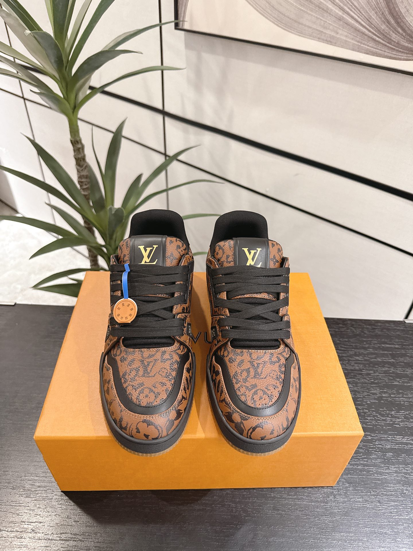 NO:787670,The top version of LV-Louis Vuitton-classic catwalk new style. Air glue technology. Original 1:1 development!! The upper foot is very comfortable and luxurious materials, fine workmanship, the midsole is printed with English letters made in Europe. The upper is spliced by Italian imported calfskin, with the brand LOGO and signature on the side. The latest latex foot pads are lined with ten mesh fabrics, and the foot feels super comfortable. The original two-color TU combination outsole is specially provided by the original factory. The package technology is Goodyear stitching and locking. The fabric is exclusively customized first-layer cowhide.  Accessories Exclusive private model Vuitton logo, lining customized silky mesh - first layer silk cowhide lining outsole TU combination outsole wear-resistant, non-slip and anti-yellowing new latex pad - mesh sweat-absorbent technology fully computer sewing machine pull string toe cap back cover hot and cold shaping full set of pull-top last medium and low logo pattern packaging - shoelace certificate card instruction manual certificate dust bag the best packaging in the entire network  Men's 38-46 (3846 custom-made, non-returnable!, casual shoes/sports shoes, louis vuitton, louis vuitton, sneakers, cowhide19860909顶级版本 LV-路易威登-经典走秀新款 空胶工艺.原版1:1开发!!上脚非常舒适奢侈用料,做工精细,中底印有欧洲制造英文字母 鞋面由意大利进口小牛皮拼接,侧边饰有品牌LOGO标志及签名,最新乳胶垫脚十网布内里,脚感超舒适.原厂特供原版双色TU组合大底.套包工艺固特异缝合锁边 面料独家定制头层牛皮 配件独家私模Vuitton标识, 内里定制丝滑网里-头层丝绸牛皮内里大底TU组合大底耐磨防滑防黄垫脚新款乳胶垫-网纱吸汗 工艺全电脑针车拉线鞋头后套冷热定型全套拉帮套楦中低logo花纹 包装-鞋带证书卡片说明书合格证防尘袋全网最齐包装 男款38-46(3846订做不退换!,休闲鞋/运动鞋,louis vuitton,louis vuitton,sneakers,cowhide,Women's Shoes