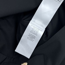 𝐂𝐡衬衫套装裙早春系列,以短款衬衫搭配高腰大裙摆半裙,将法式优雅与利落剪裁完美融合,金属纽扣点缀细节,挺 𝐂𝐡衬衫套装裙早春系列,以短款衬衫搭配高腰大裙摆半裙,将法式优雅与利落剪裁完美融合,金属纽扣点缀细节,挺