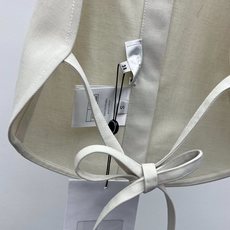 𝐂𝐡绑带牛仔马甲三件套早春系列,干净奶白色调自带温柔滤镜,翻领挂脖背心露出纤细肩颈,金色排扣点缀出精致细 𝐂𝐡绑带牛仔马甲三件套早春系列,干净奶白色调自带温柔滤镜,翻领挂脖背心露出纤细肩颈,金色排扣点缀出精致细