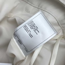 𝐂𝐡绑带牛仔马甲三件套早春系列,干净奶白色调自带温柔滤镜,翻领挂脖背心露出纤细肩颈,金色排扣点缀出精致细 𝐂𝐡绑带牛仔马甲三件套早春系列,干净奶白色调自带温柔滤镜,翻领挂脖背心露出纤细肩颈,金色排扣点缀出精致细