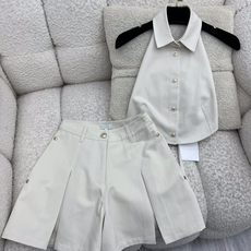 𝐂𝐡绑带牛仔马甲三件套早春系列,干净奶白色调自带温柔滤镜,翻领挂脖背心露出纤细肩颈,金色排扣点缀出精致细 𝐂𝐡绑带牛仔马甲三件套早春系列,干净奶白色调自带温柔滤镜,翻领挂脖背心露出纤细肩颈,金色排扣点缀出精致细