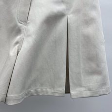 𝐂𝐡绑带牛仔马甲三件套早春系列,干净奶白色调自带温柔滤镜,翻领挂脖背心露出纤细肩颈,金色排扣点缀出精致细 𝐂𝐡绑带牛仔马甲三件套早春系列,干净奶白色调自带温柔滤镜,翻领挂脖背心露出纤细肩颈,金色排扣点缀出精致细