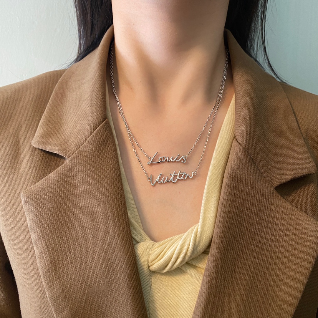 Louis Vuitton LV路易威登百搭简约设计艺术手写字体金属光面镂空字母双层链条项链 黄铜材质 金银2色 重约8.2g