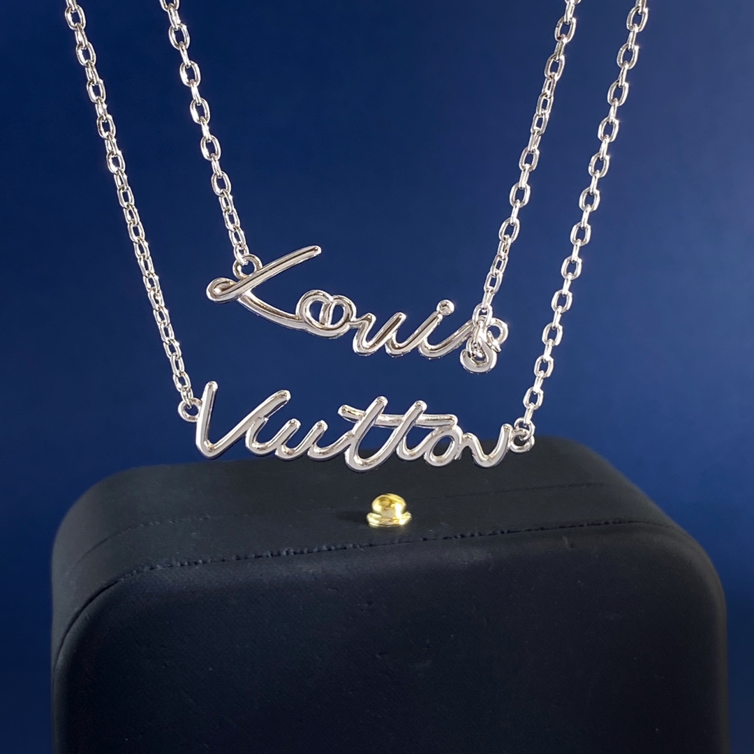 Louis Vuitton LV路易威登百搭简约设计艺术手写字体金属光面镂空字母双层链条项链 黄铜材质 金银2色 重约8.2g