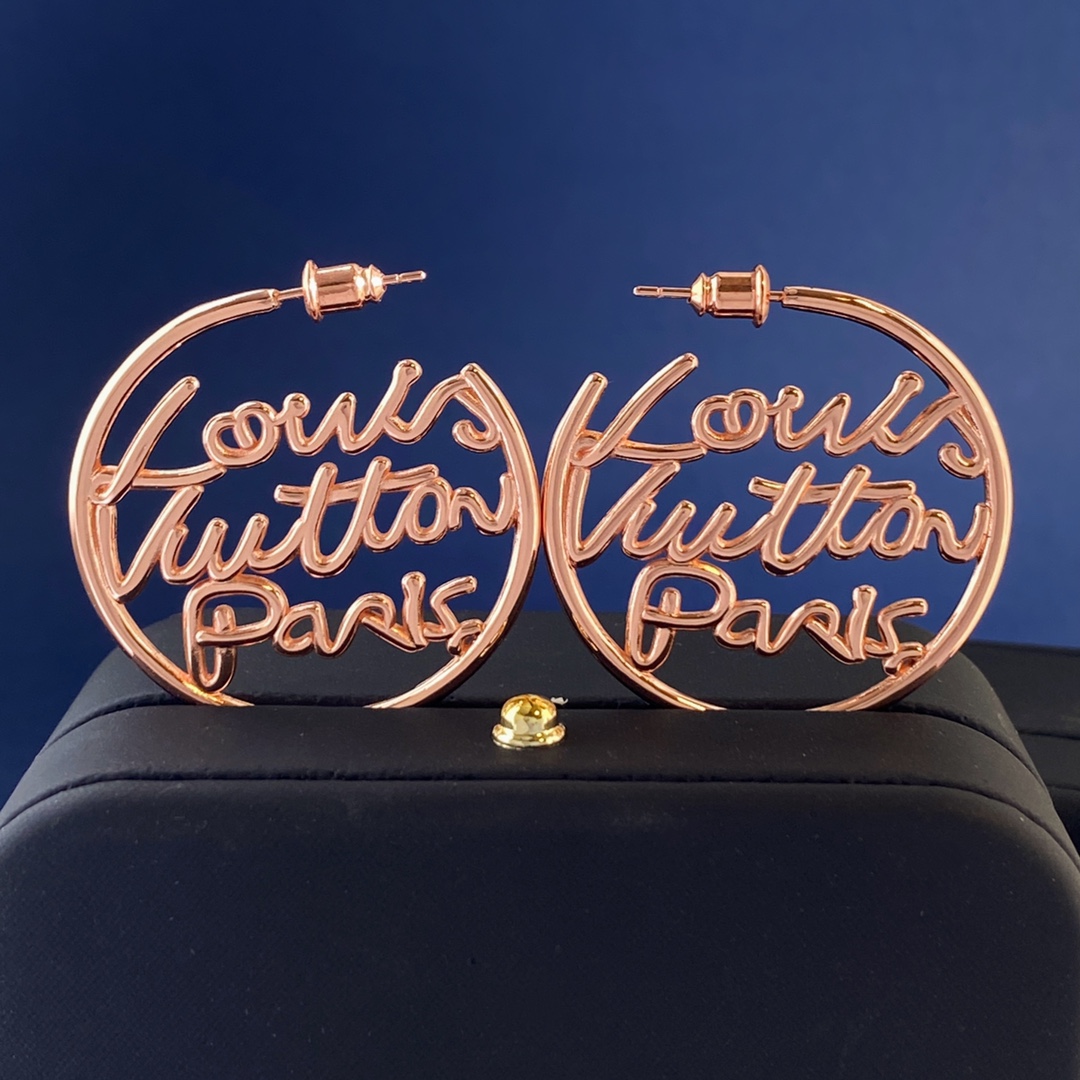 Louis Vuitton LV路易威登欧美 个性艺术手写字体光面镂空圆形圆圈字母耳环 黄铜材质 金银玫3色 重约15g