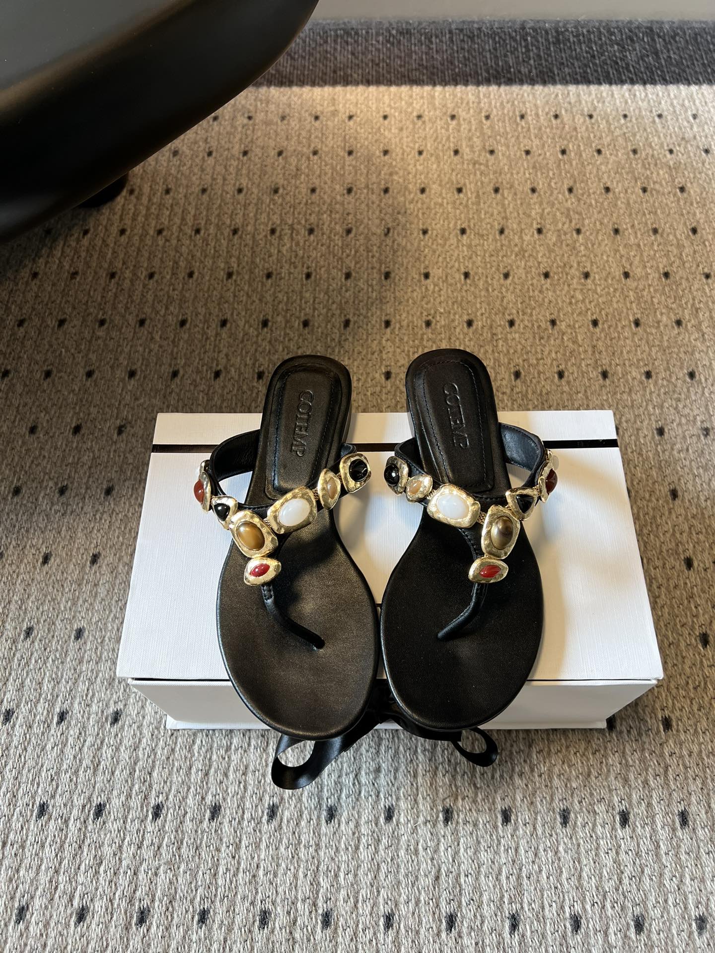 NO:781933,Cotem*26ss early spring new retro gemstone flip-up flat sandals  Retro gemstone flip-flops | An atmospheric item for spring and summer wear, distressed metal + natural stone inlay, vintage and refined feel, soft-soled flip-up design, comfortable and non-abrasive, long-lasting wear without burden. 3 styles suitable for all scenes. The colorful gemstone style brings a full holiday atmosphere, the silver-edged style is minimalist and high-end, and the tiger-eye stone style is lazy and noble. It can be used for the beach, daily life, and commuting. One pair can take care of you all spring and summer. Looks and comfort are both online. It is the king of all-match styles in the shoe cabinet.  Suitable for taking photos at the beach, daily outings, and commuting. Once you put it on, you will feel lazy and noble, and you can close your eyes without stepping on thunder. Sheepskin upper, sheepskin lining, genuine leather outsole, size 35-40 (customized size 40 is non-refundable), split-toe shoes, sheepskin, Leather soles19860909Cotem*26ss早春新款复古宝石夹脚平底凉拖 复古宝石夹脚凉拖｜春夏穿搭氛围感神器,做旧金属+天然石镶嵌,复古与精致感双在线,软底夹脚设计,上脚舒适不磨脚,久穿无负担3种风格适配所有场景彩宝款度假氛围感拉满,银边款极简高级,虎眼石款慵懒贵气,海边、日常、通勤,一双承包你整个春夏,颜值与舒适感双在线,鞋柜里的百搭王. 海边拍照、日常出街、通勤穿都合适,一上脚就是慵懒贵气感,闭眼入不踩雷. 鞋面羊皮 内里羊皮 大底真皮大底 size35-40码（40码定制不退换）,分趾鞋,sheepskin,Leather soles,Women's Shoes