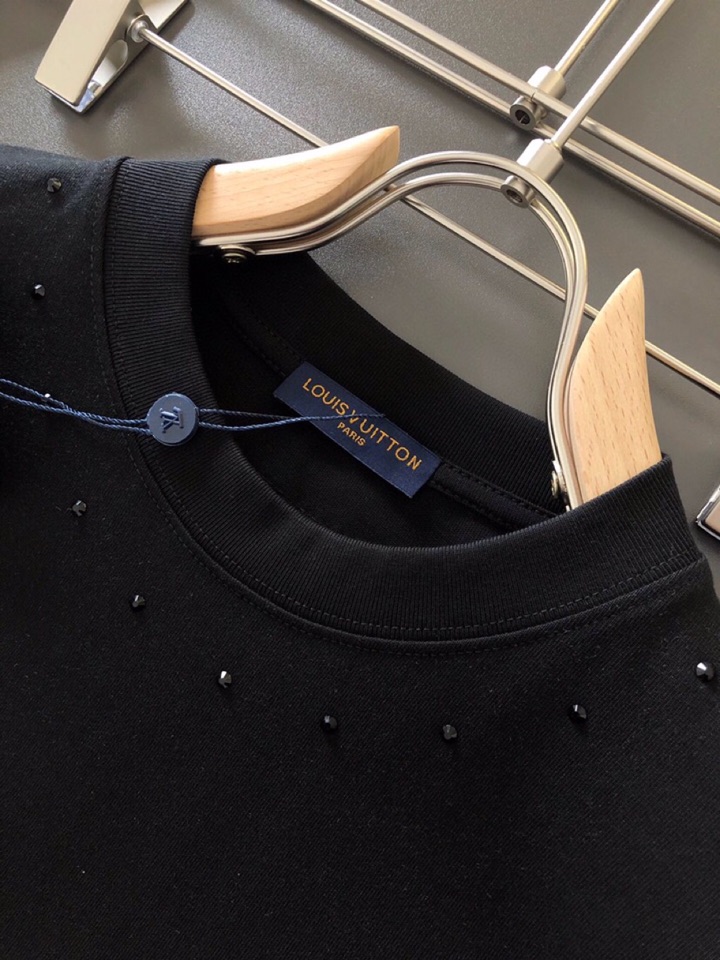 Louis Vuitton 路易威登 LV 驴牌（高版本）\n1V 2026SS早春新款重工烫钻短袖圆领