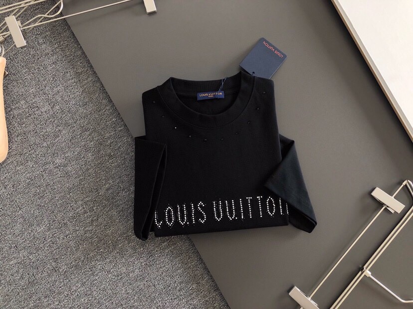 Louis Vuitton 路易威登 LV 驴牌（高版本）\n1V 2026SS早春新款重工烫钻短袖圆领